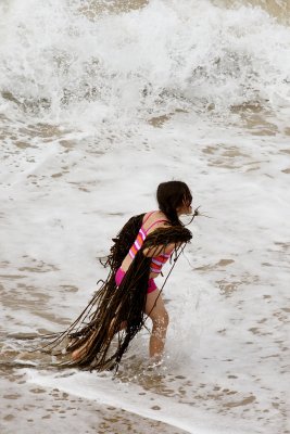 Girl Carrying Seaweed 4302