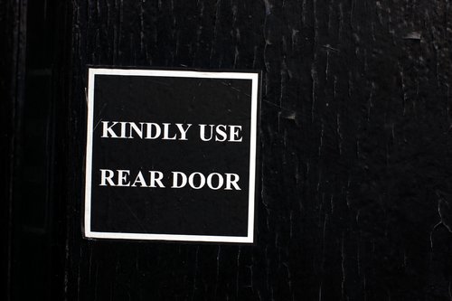 Kindly Use Read Door 0301